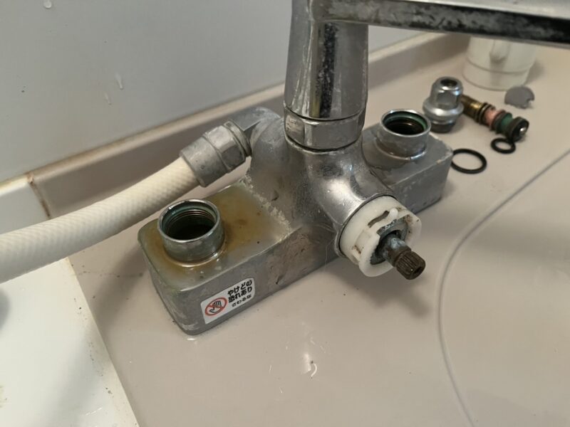 浴室2ハンドル水栓の水漏れ修理